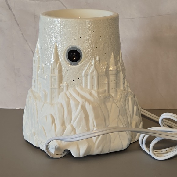 New in box. Scentsy Harry Potter Christmas at Hogwarts Full Size Wax warmer,